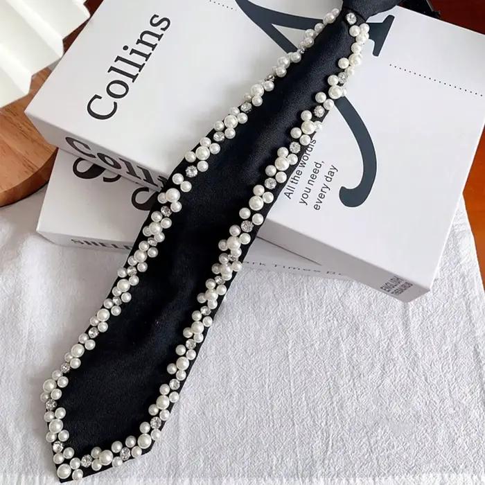Une pièce de cravate en perles pour femme. Il convient aux filles et aux dames à porter lors des fes