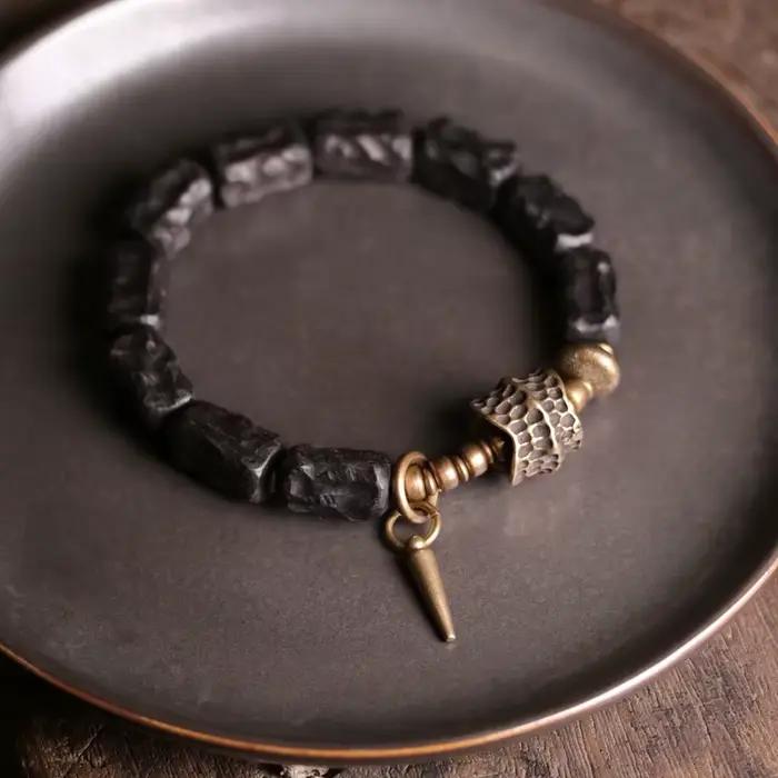 Bracelet en perles d'ébène sculptées à la main pour homme, avec breloque en laiton vintage, bracelet