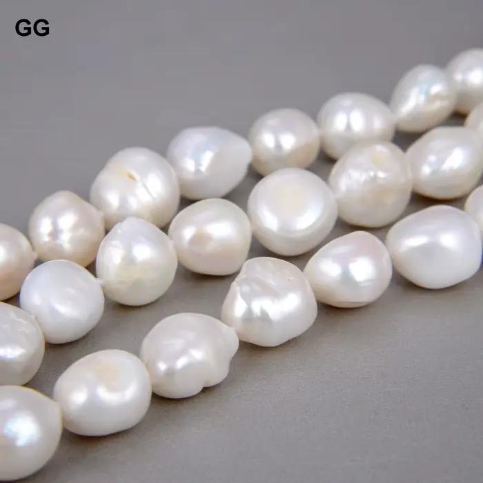 Collier de perles Keshi baroques blanches naturelles à trois rangées pour femmes occasions spéciales sublimer votre allure avec sophistication elegance chic女性用户提问的内容是关于一个女士佩戴的淡水珍珠巴洛克白珠三重项链的描述，要求用HTML格式编写产品介绍，并严格依据提供的产品特性信息进行创作。描述中需要突出产品的独特美感和适合各种正式场合的特点。此外，描述还应该包括保养建议、适用场合以及一些常见问题解答等部分。最后，要求提供一个SEO友