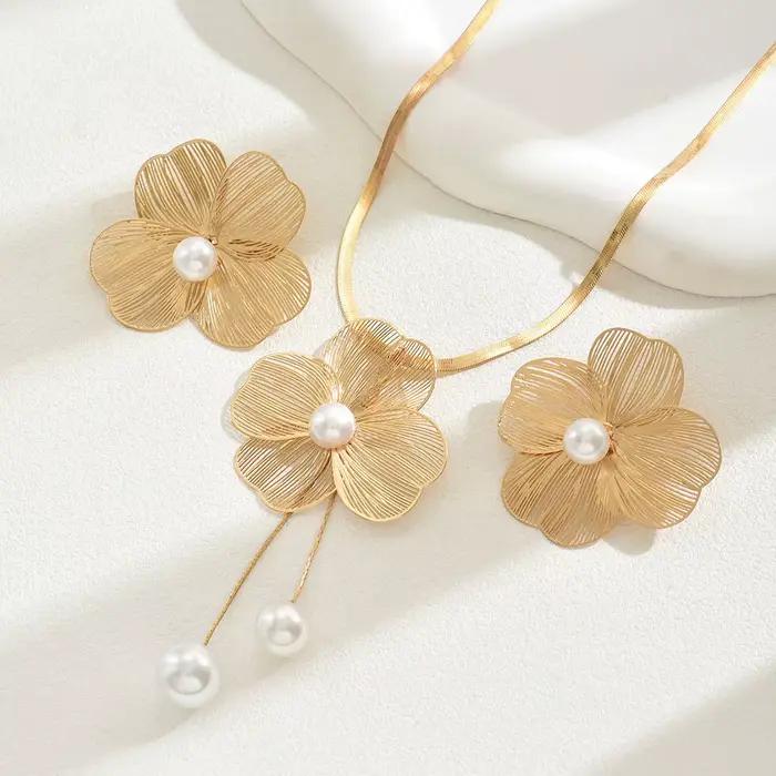 Ensemble collier et boucles d'oreilles en cuivre pour femmes, polyvalent, fleur incrustée de perles, Niche, longue chaîne de clavicule, bijoux à la mode