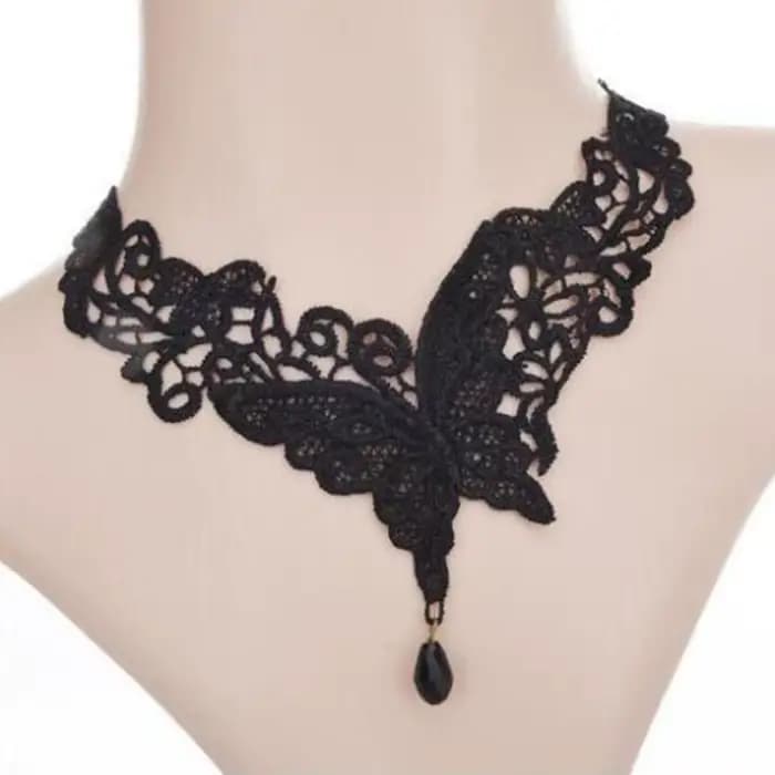 Collier en dentelle noire personnalisée
