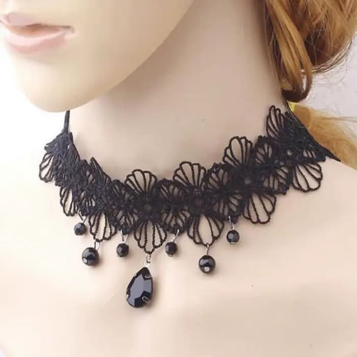 Collier en dentelle noire personnalisée