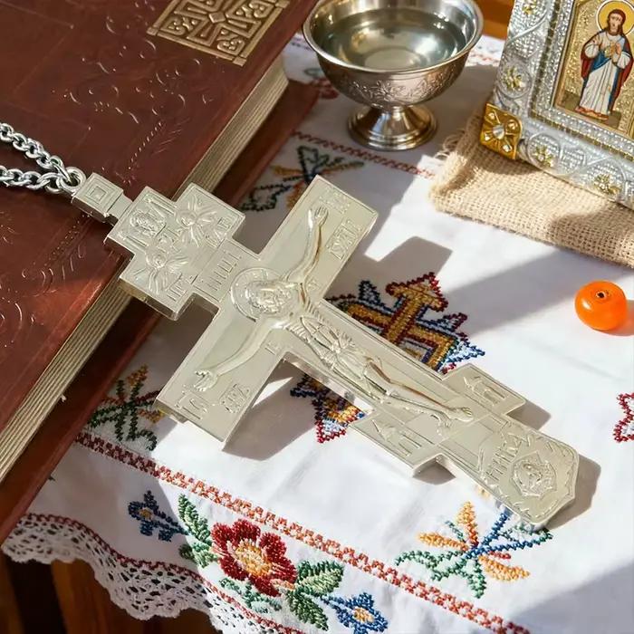Collier croix orthodoxe à trois branches plaqué or avec crucifix gravé bijou chrétien traditionnel pour homme femme occasions spéciales