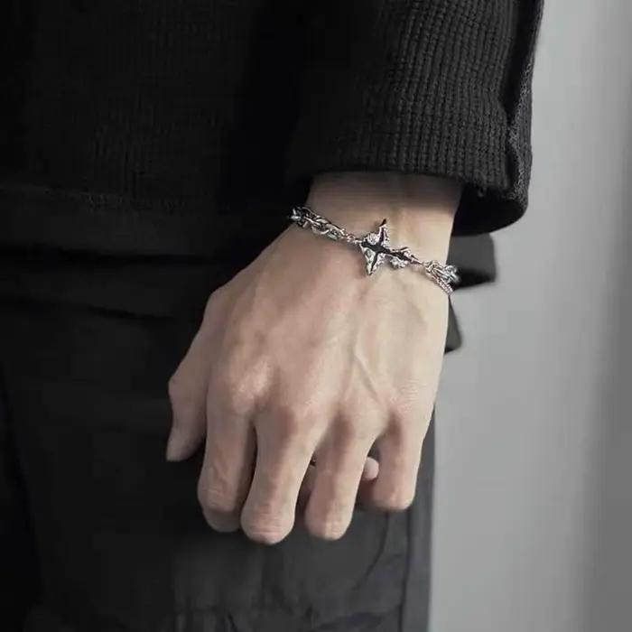 Bracelet croix foncée à la mode pour hommes