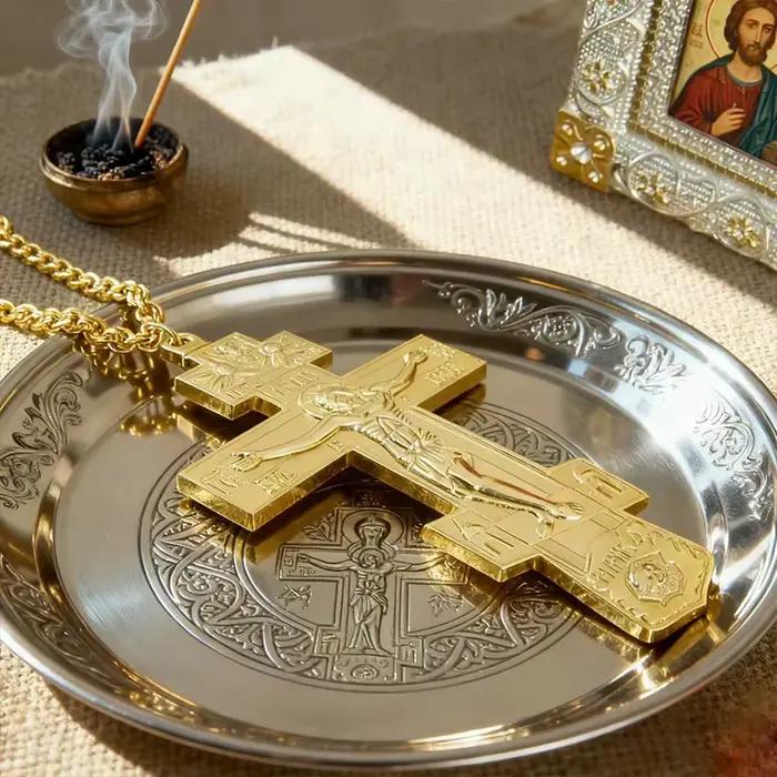 Collier croix orthodoxe à trois branches plaqué or avec crucifix gravé bijou chrétien traditionnel pour homme femme occasions spéciales