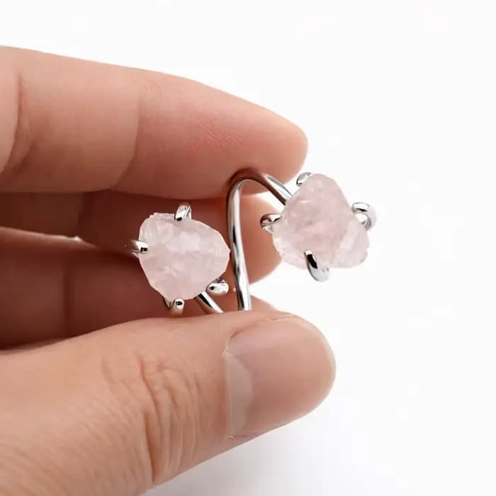 Bague ouverte ajustable en quartz rose brut irrégulier