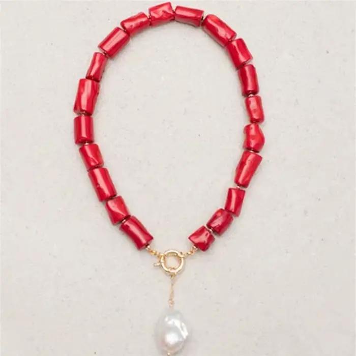 Collier avec pendentif en perles d'eau douce naturelles baroques, corail rouge, court pour femmes, bijoux bohème à la mode, ras du cou d'amitié, 2022
