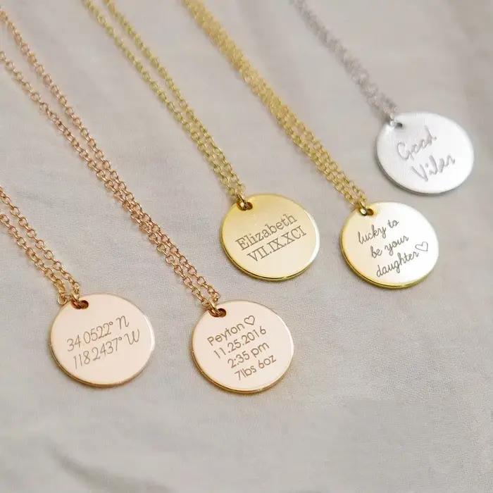 Collier pendentif rond en acier inoxydable avec noms gravés personnalisés, texte inclus gratuit avec chaîne, cadeau pour les amoureux