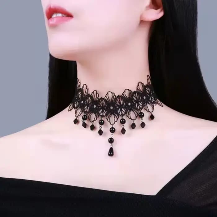 Collier en dentelle noire personnalisée