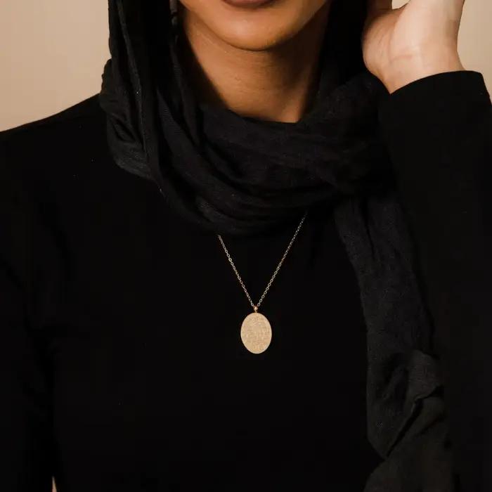 Collier ovale Surah Al-Fatiha | Collier de calligraphie arabe pour femmes, pendentif en acier inoxydable plaqué or 18 carats