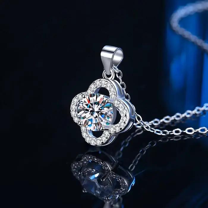 Collier pendentif trèfle à quatre feuilles en argent sterling 925 avec halo, moissanite taille ronde D VVS1, pour femme