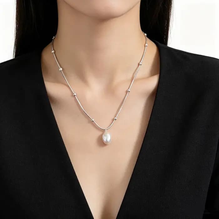 Nouveau collier élégant en perles