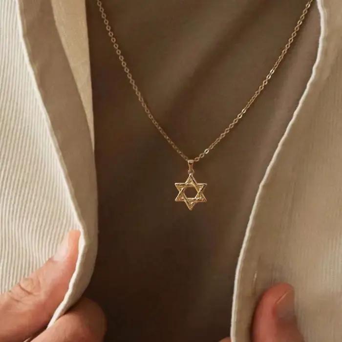 Collier élégant étoile de David plaqué or 18 carats en acier inoxydable - Hexagramme religieux pour hommes et femmes, option cadeau