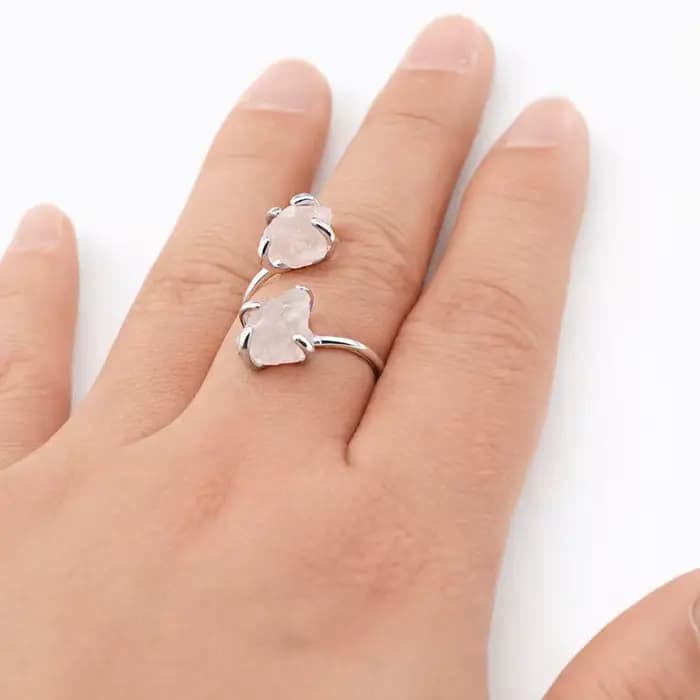 Bague ouverte ajustable en quartz rose brut irrégulier