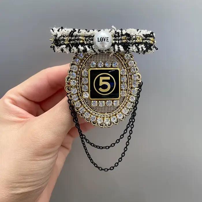 Épingles à cravate à pampilles en perles de cristal pour femmes, broches de Corsage élégantes en fleur de camélia, accessoires de bijoux de luxe pour sac à dos à cravates