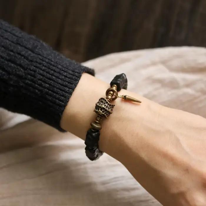 Bracelet en perles d'ébène sculptées à la main pour homme, avec breloque en laiton vintage, bracelet tendance en bois noir irrégulier, bijou punk rock, cadeau