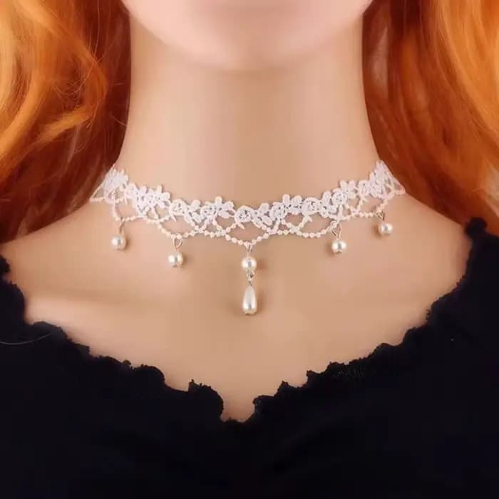 Collier en dentelle noire personnalisée