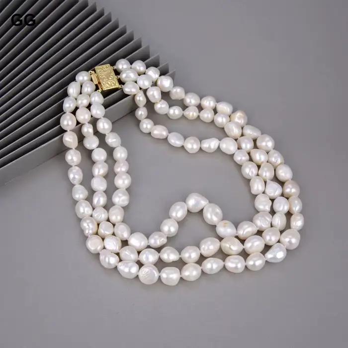 Collier de perles Keshi baroques blanches naturelles à trois rangées pour femmes occasions spéciales sublimer votre allure avec sophistication elegance chic女性用户提问的内容是关于一个女士佩戴的淡水珍珠巴洛克白珠三重项链的描述，要求用HTML格式编写产品介绍，并严格依据提供的产品特性信息进行创作。描述中需要突出产品的独特美感和适合各种正式场合的特点。此外，描述还应该包括保养建议、适用场合以及一些常见问题解答等部分。最后，要求提供一个SEO友
