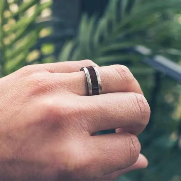 Bagues en acier inoxydable pour hommes, couleur argent martelé, 8MM, anneaux en bois de Koa pour hommes, bijoux de mariage, bague de fête, livraison directe