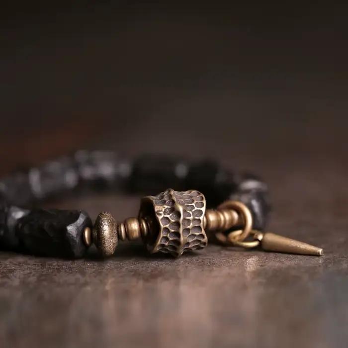 Bracelet en perles d'ébène sculptées à la main pour homme, avec breloque en laiton vintage, bracelet tendance en bois noir irrégulier, bijou punk rock, cadeau