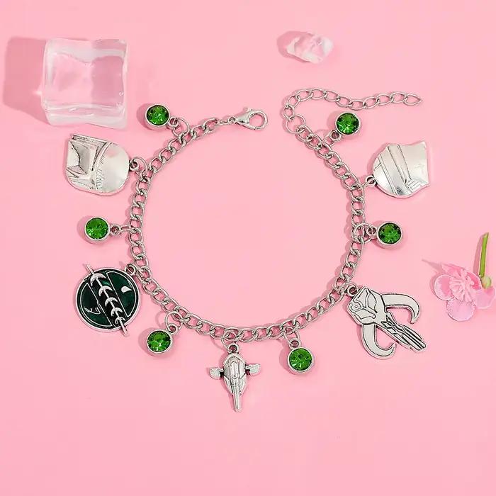 Bracelet à breloques Star Wars The Mandalorian plaqué argent avec breloques Mythosaur, casque, crête de rasoir et détails en cristal vert