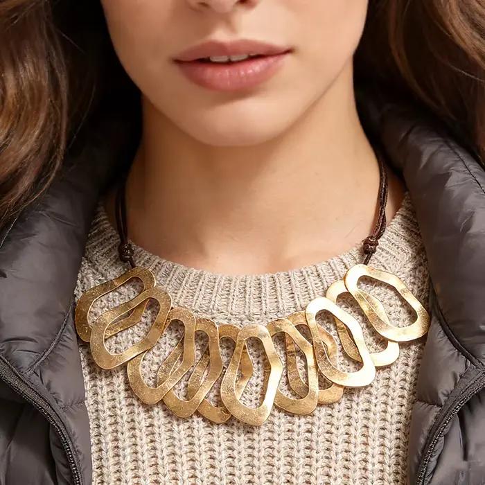 Collier bib minimaliste à motif vague, accessoire tendance idéal pour les brunches et les tenues élégantes, pour ajouter une touche de charme sans effort avec un style superposé.
