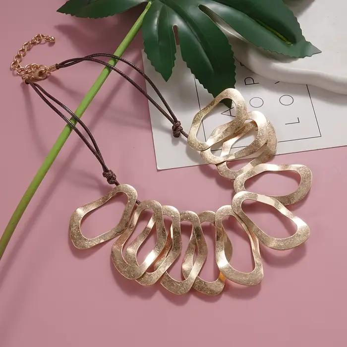 Collier bib minimaliste à motif vague, accessoire tendance idéal pour les brunches et les tenues élégantes, pour ajouter une touche de charme sans effort avec un style superposé.