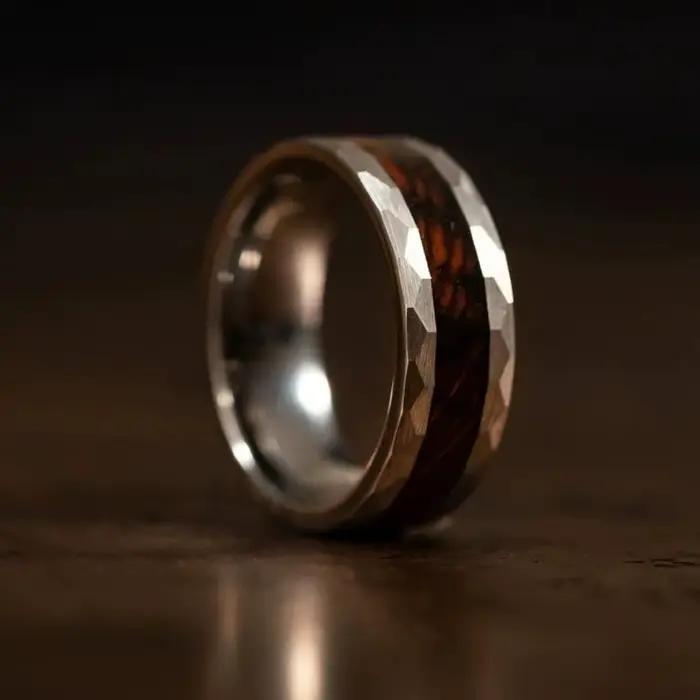 Bagues en acier inoxydable pour hommes, couleur argent martelé, 8MM, anneaux en bois de Koa pour hommes, bijoux de mariage, bague de fête, livraison directe