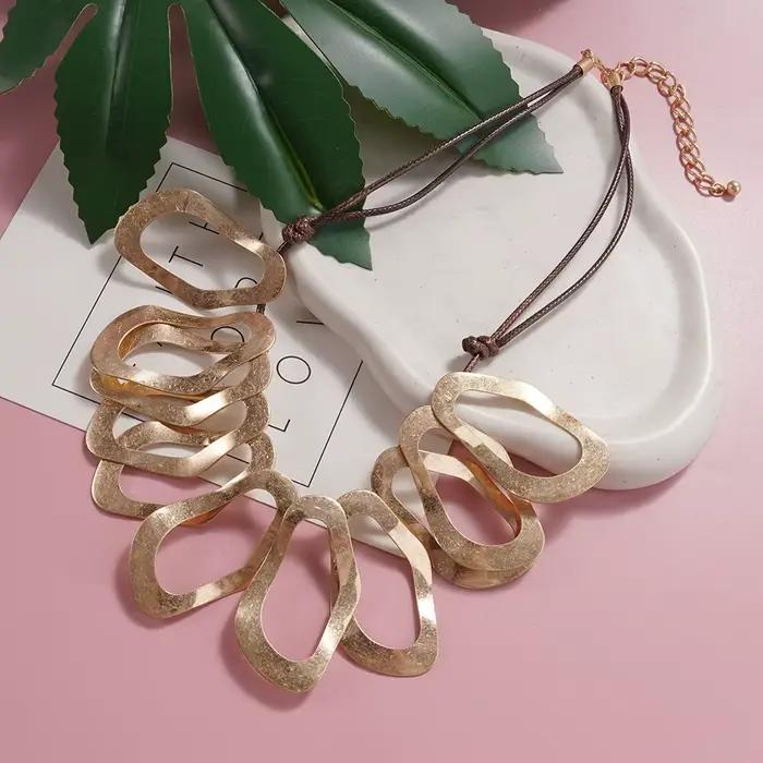 Collier bib minimaliste à motif vague, accessoire tendance idéal pour les brunches et les tenues élégantes, pour ajouter une touche de charme sans effort avec un style superposé.
