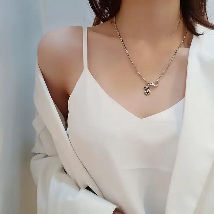 Collier en cuivre poli avec pendentif zircone cubique en forme de petit ours vintage pour femmes occasions spéciales