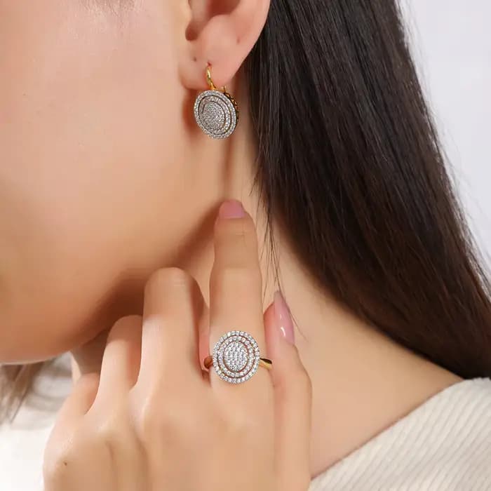 Ensemble de boucles d'oreilles et bague ovales incrustées de zircone