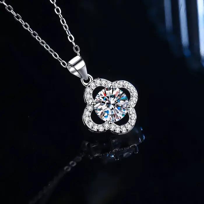 Collier pendentif trèfle à quatre feuilles en argent sterling 925 avec halo, moissanite taille ronde D VVS1, pour femme