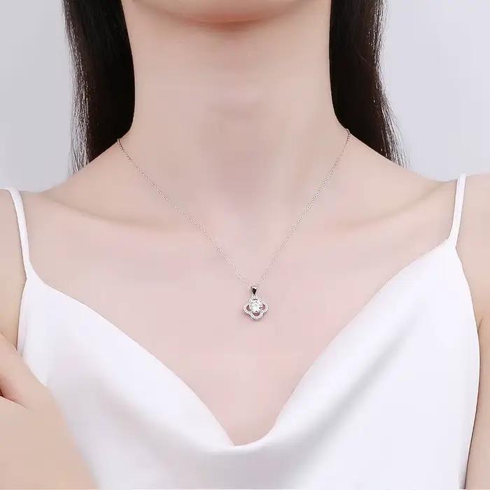 Collier pendentif trèfle à quatre feuilles en argent sterling 925 avec halo, moissanite taille ronde D VVS1, pour femme