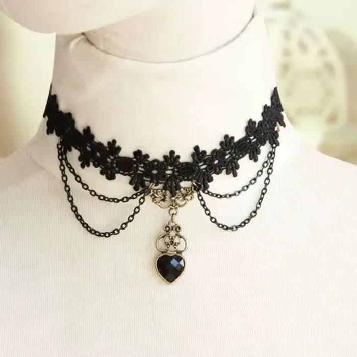 Collier en dentelle noire personnalisée