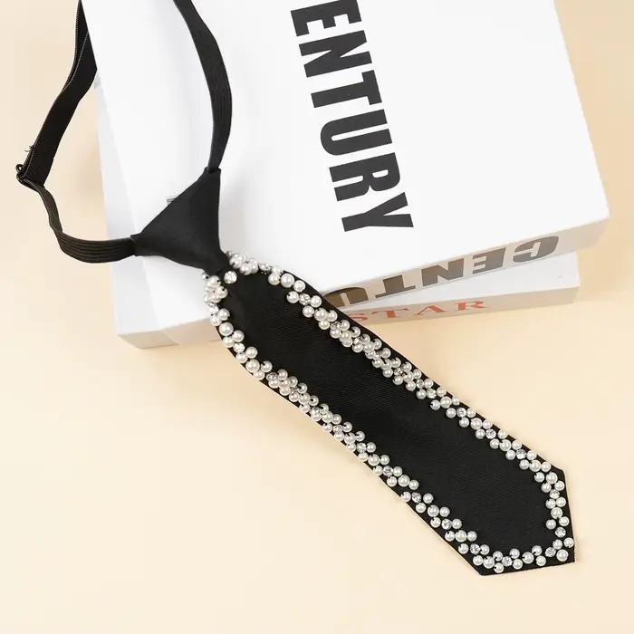 Une pièce de cravate en perles pour femme. Il convient aux filles et aux dames à porter lors des festivals, des fêtes et dans la vie quotidienne. C'est un