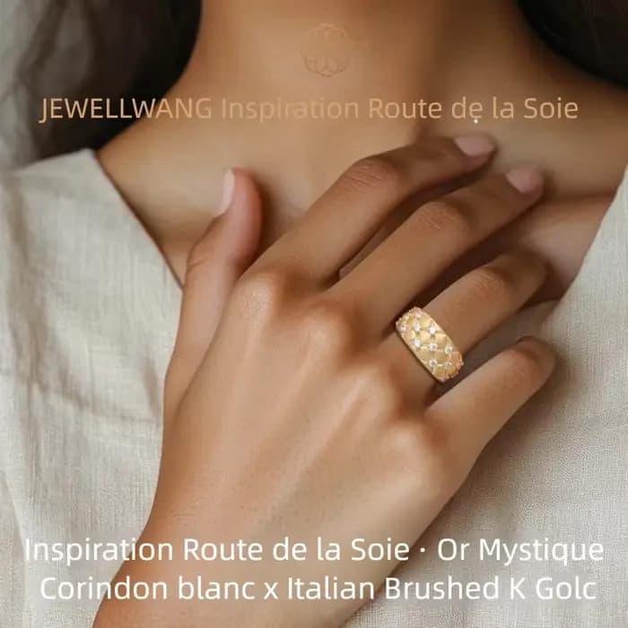 Bague JEWELLWANG en saphir blanc au design rétro