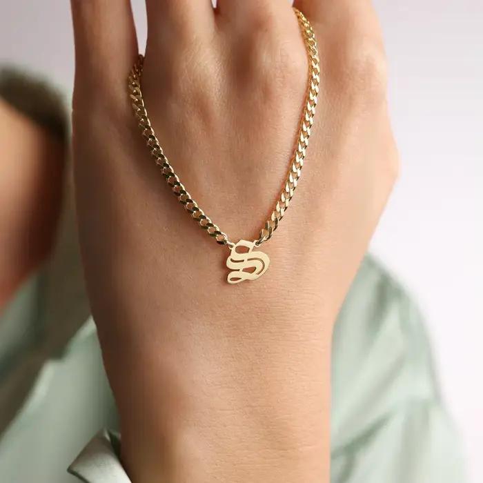 Collier avec initiales personnalisées, collier avec lettres anglaises anciennes, chaîne gothique cubaine avec nom, cadeau de fête des mères