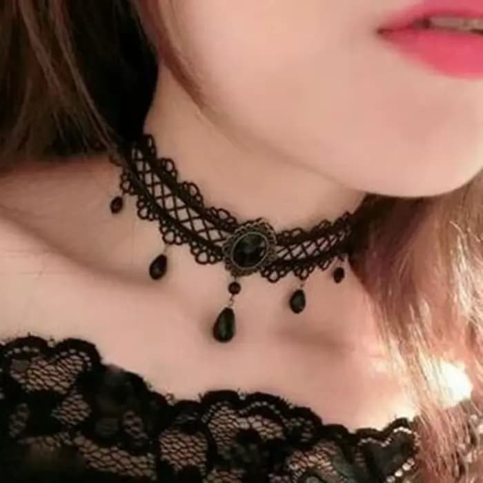 Collier en dentelle noire personnalisée