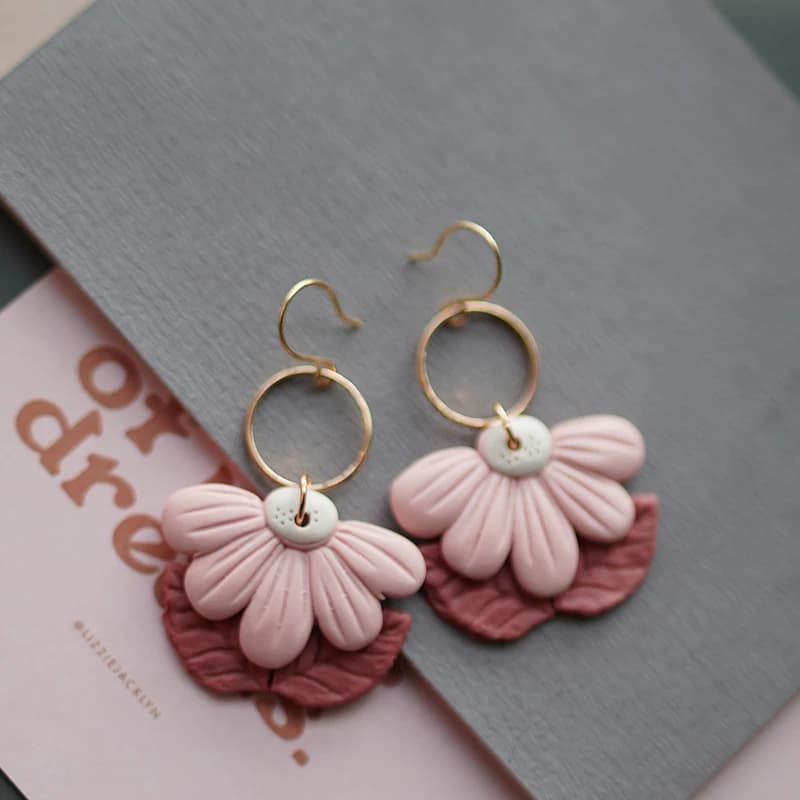 Boucles d'oreilles pendantes Fleur et Feuille Printemps-Été en laiton et argile polymère multicolore