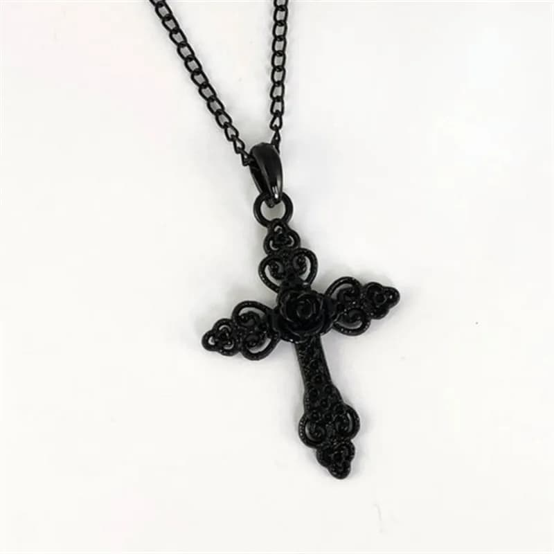Collier croix gothique noire avec détail de Rose, bijoux tradition, pendentif croix orné, cadeau pou