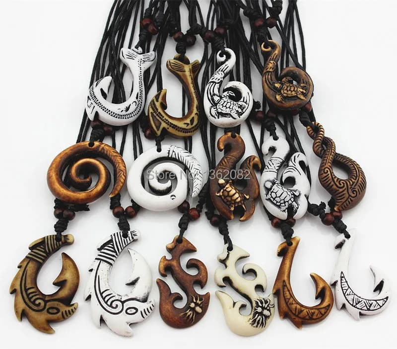 Lot de 15 pièces de bijoux hawaïens mixtes, Imitation os sculpté, hameçon de poisson NZ Maori, pende