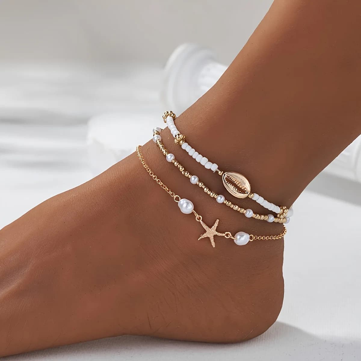 Chaînes de cheville Boho pour femmes, bijoux de pied à trois couches avec perles de riz, coquillages