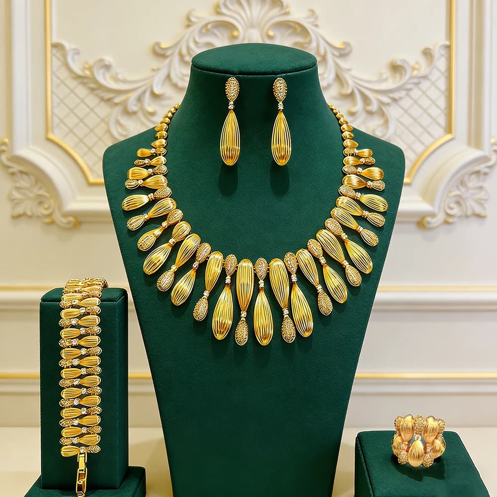Collection de bijoux en or d'inspiration vintage : collier floral superposé, boucles d'oreilles pend