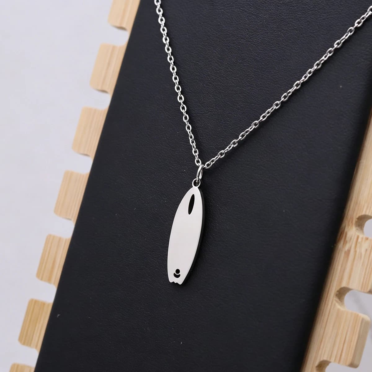 Kinitial – collier avec pendentif en forme de planche de surf en acier inoxydable, chaîne à breloque