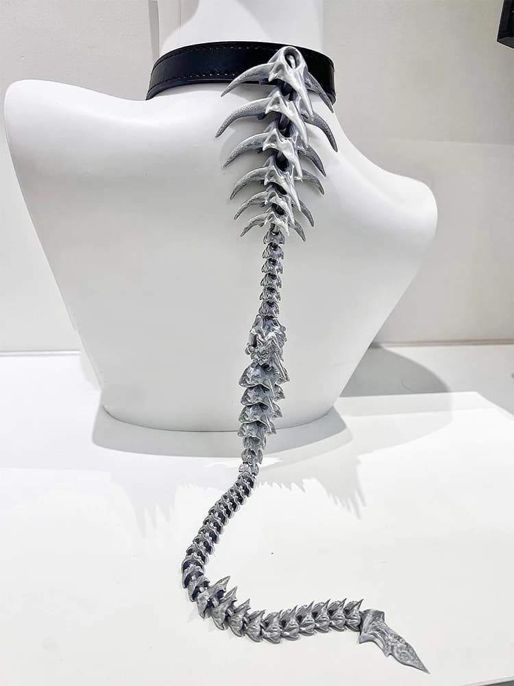 Le collier punk gothique grande colonne vertébrale de dragon, un design de niche, est un accessoire 