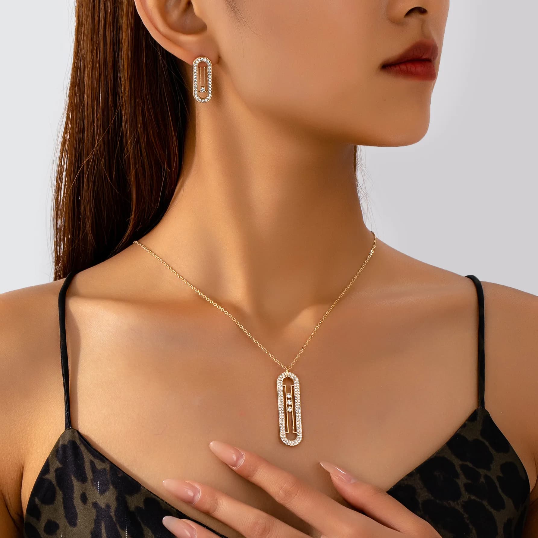 Ensemble de mode luxueux incrusté de diamants sur commande dorée, avec collier et boucles d'oreilles
