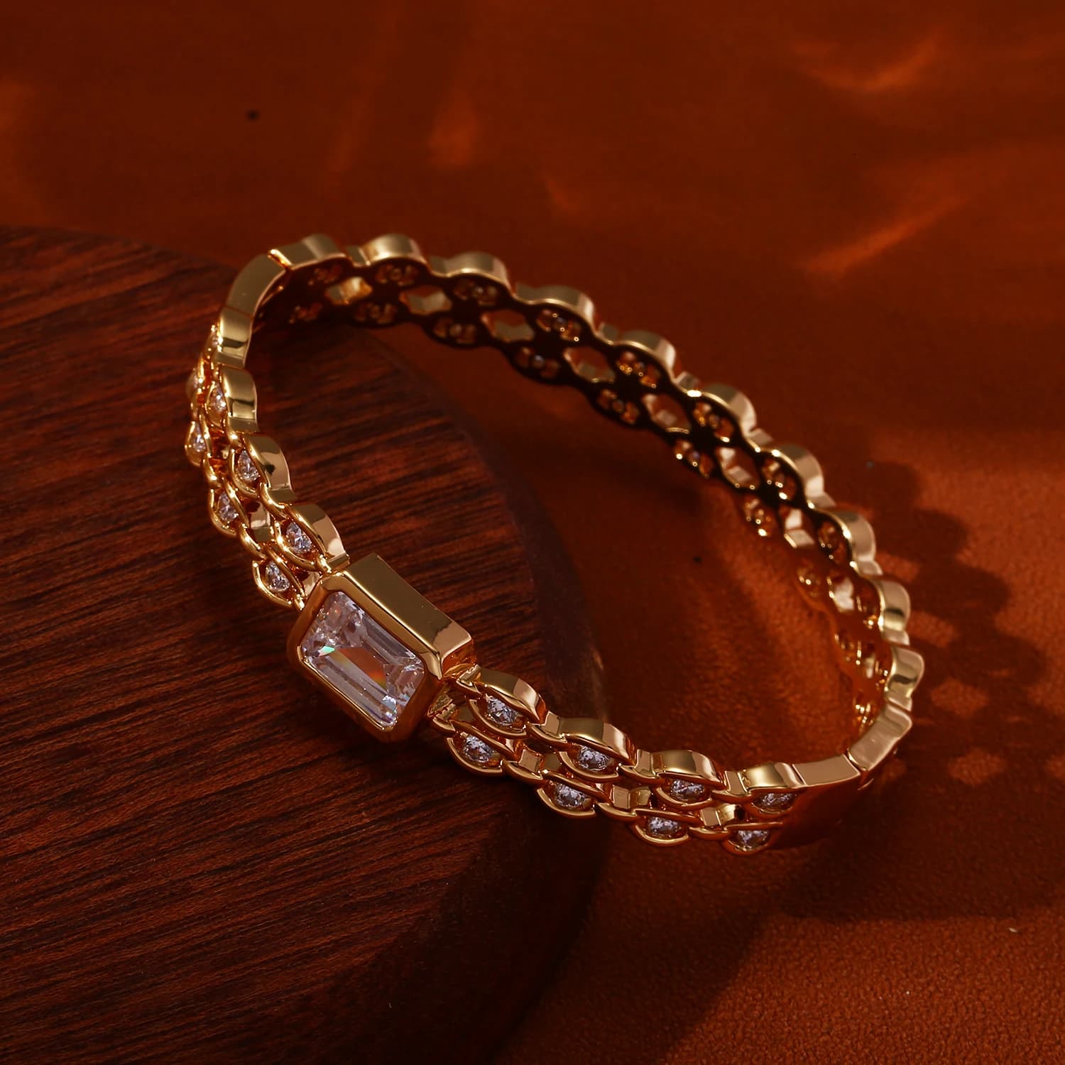 Bracelet de luxe en cristal baguette plaqué or 18 carats avec maillons de chaîne et zircone cubique 