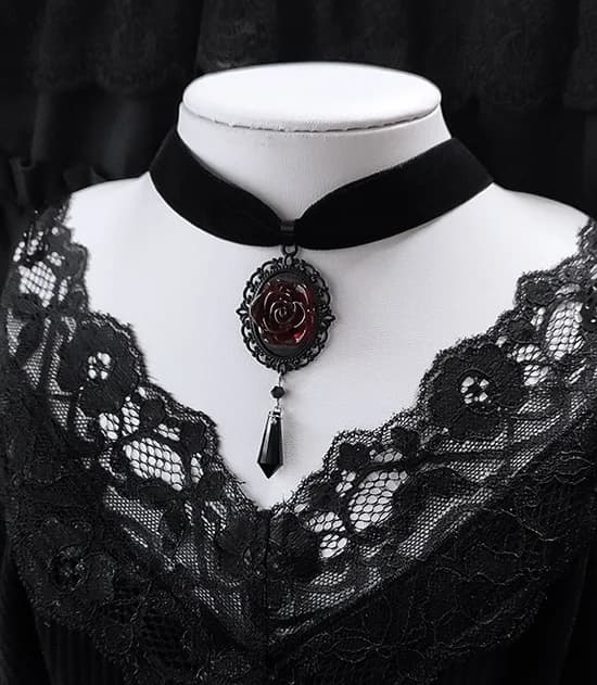Collier gothique ovale foncé en dentelle pour femmes, pendentif stéréo sculpté de fleurs de Roses ro