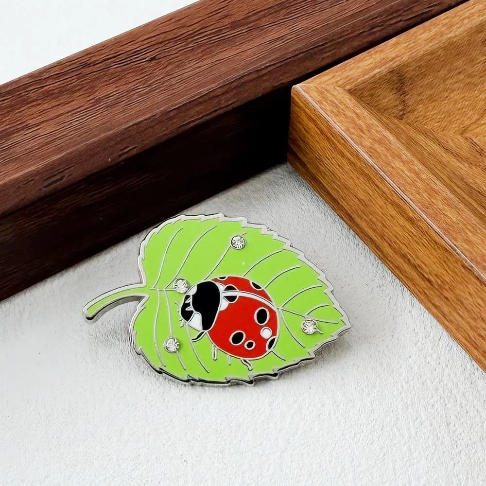 Épinglette Coccinelle sur Feuille Verte en Émail, Badge Goutte de Cristal Exquis, Bijou Animalier Na