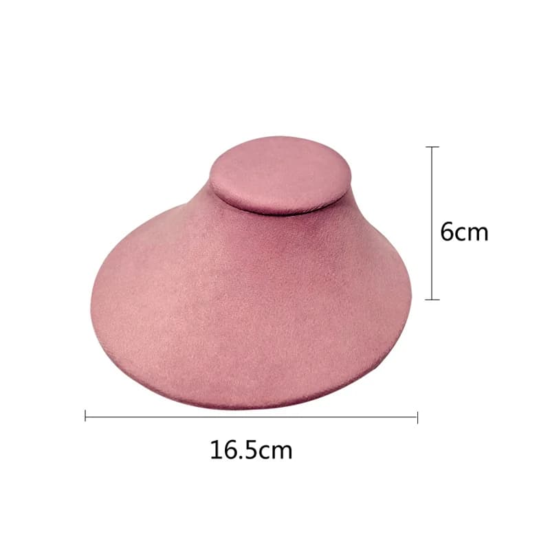 Magasin de bijoux rose velours Portrait cou bijoux présentoir pendentif anneau plateau comptoir vitr